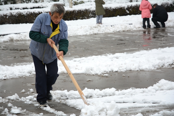 總務人員清掃校園積雪