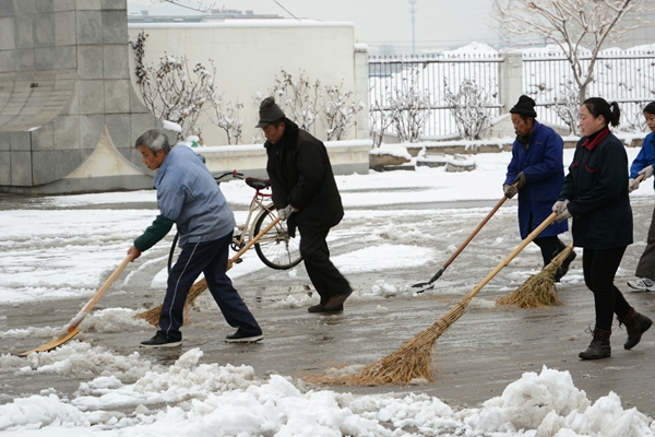 總務人員清掃校園積雪