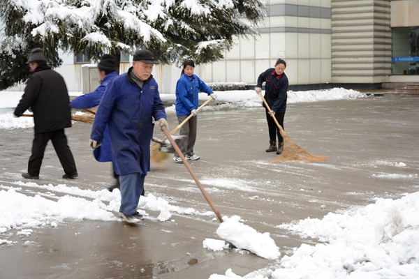 總務人員清掃校園積雪